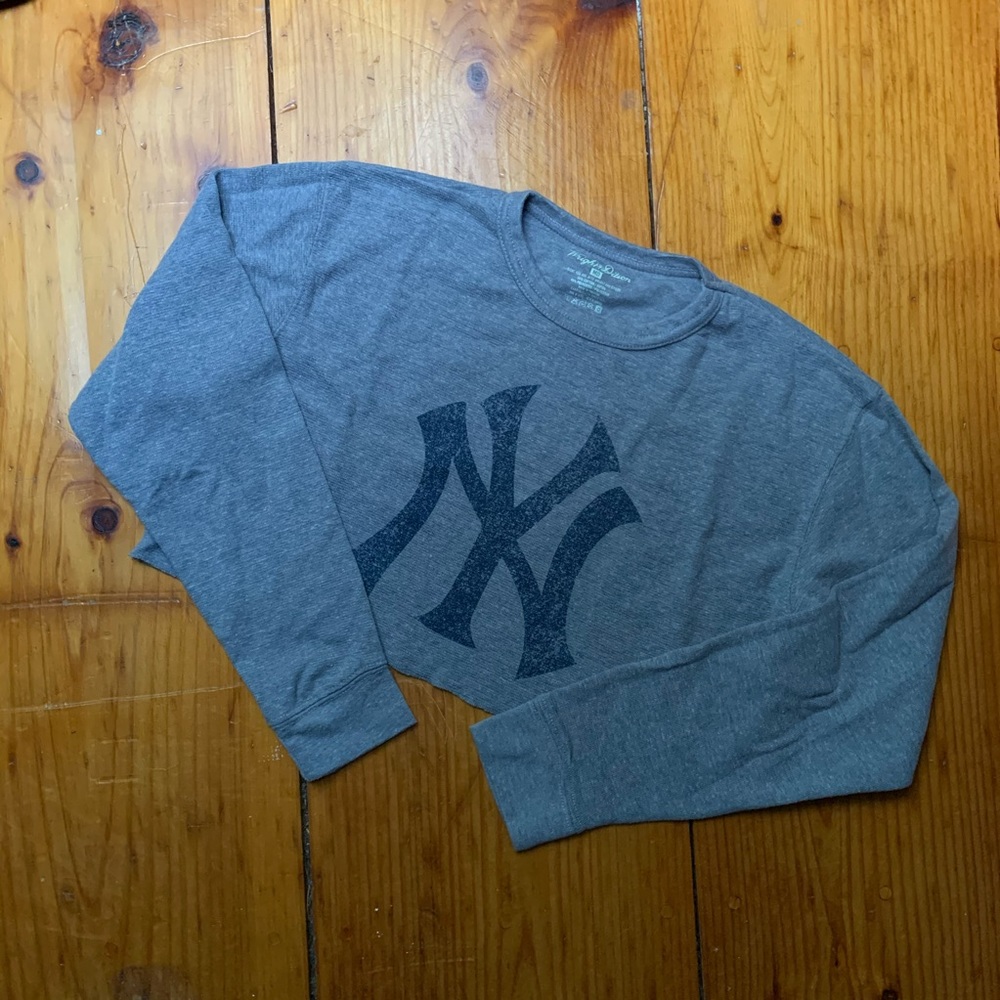 SOLD ON DEPOP Hand Cropped Yankees Long Sleeve